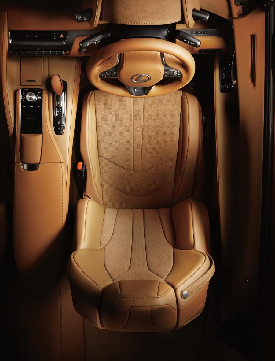 Интерьер Lexus LC500 2017 года  (JP) (фото 7 из 40)